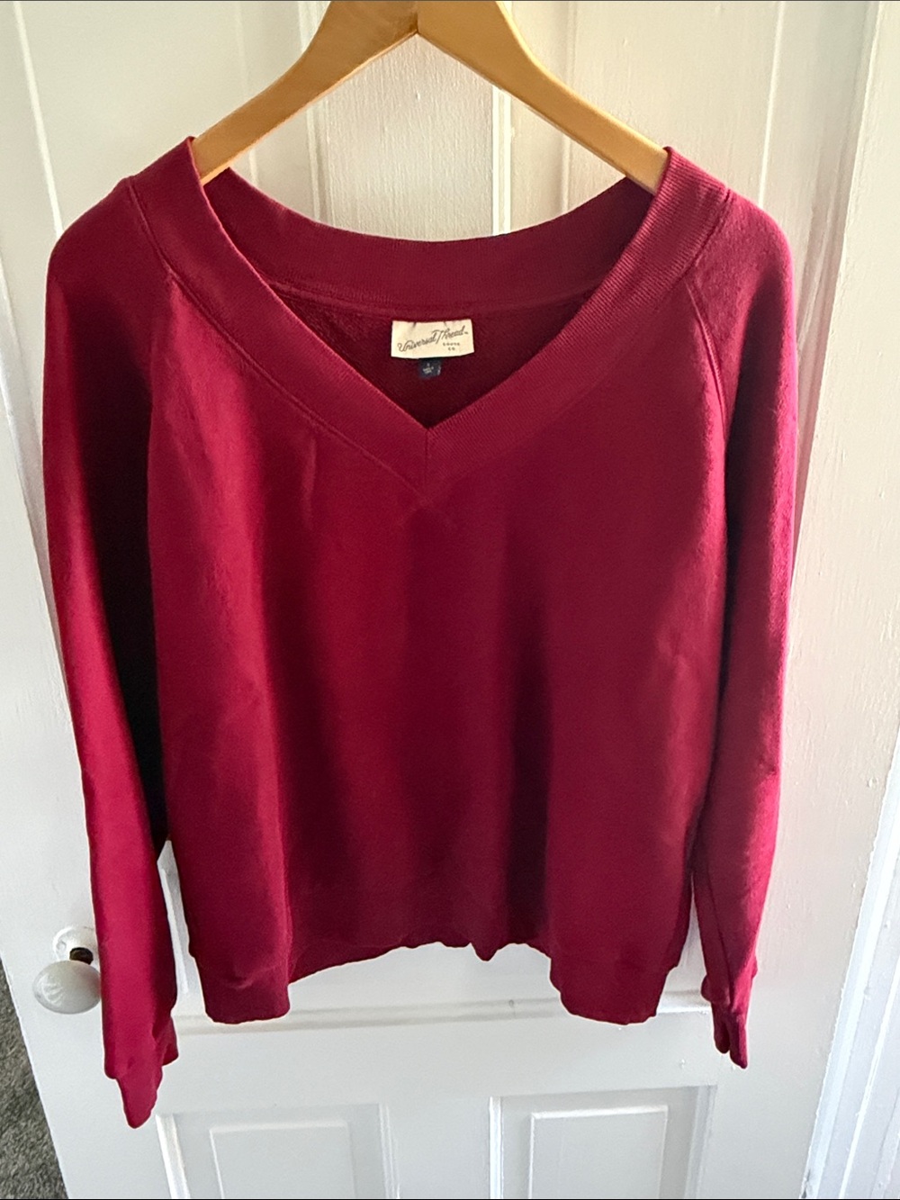 🔥Universal Thread Women's V-Neck Sweater in Burgundy🔥